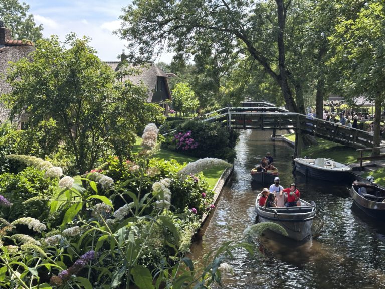 bridge in giethoorn
