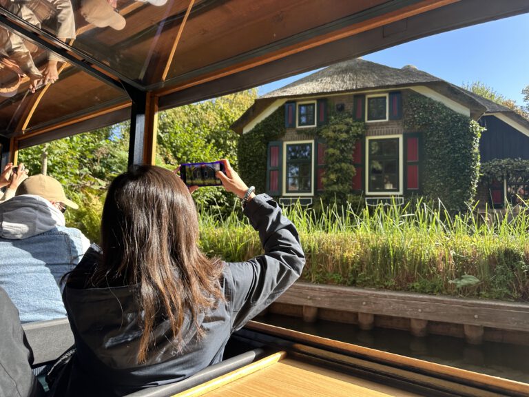 guided boat cruise giethoorn
