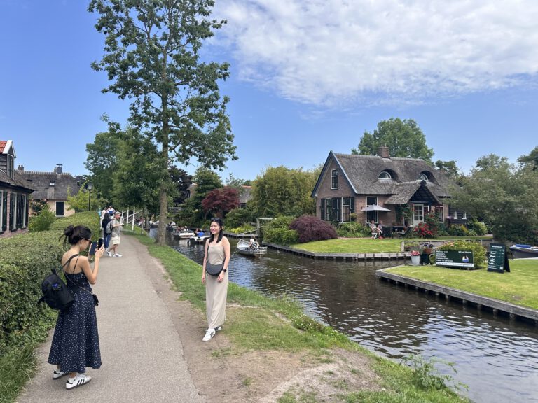 walking in giethoorn